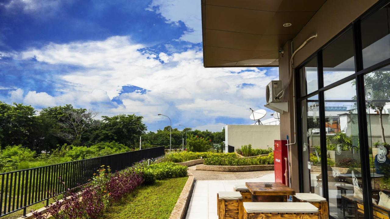 Azalea Suites Cikarang By Jayakarta Group Exteriér fotografie
